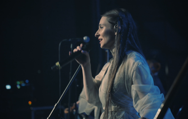 Videoklip Barbory Mochowe k písni Harlequin and Columbine je na světě