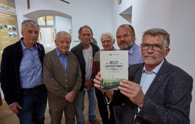 Kniha 80 let elektrotechniky v Trutnově