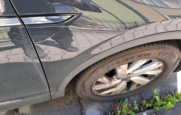 Poznáváte osoby na videu? Neznámý pachatel poškodil 10 automobilů