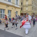 Cirk-UFF: průvod z náměstí k Uffu