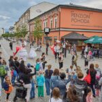 Cirk-UFF: průvod z náměstí k Uffu