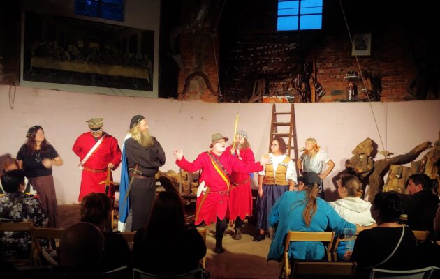 Dvě derniéry, fraška Smrad jako Brno a finále původního vedení dračího spolku