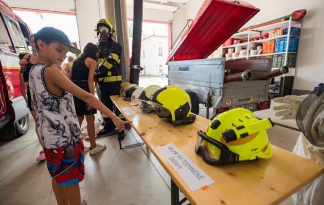 FOTO: Návštěva u hasičů. Dobráci z Horňáku ukázali lidem zázemí