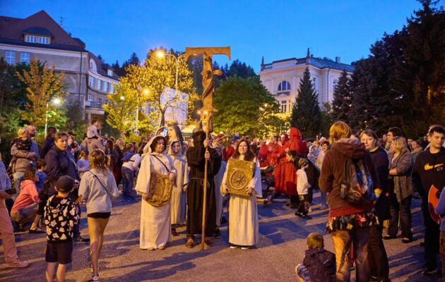 Dračí slavnosti - večerní průvod