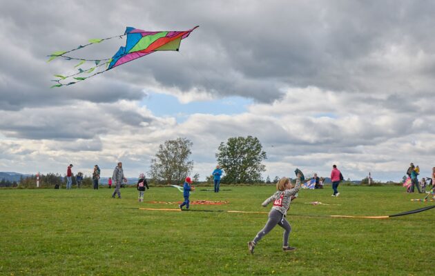 FOTO: Větrná zábava ve Volanově přinesla podívanou na dračí nebe