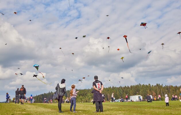 Oblohu nad letištěm ve Volanově už brzy rozzáří pestrobarevní draci
