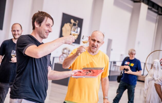 FOTO: V EPO1 pokřtili katalog Jízdy, fotografka vyprávěla o Tour de France