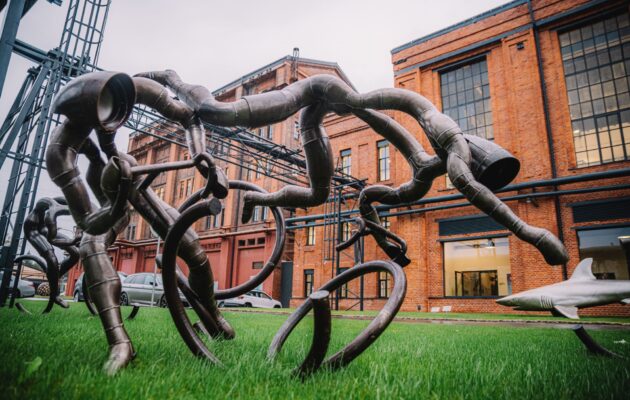 Nové sousoší před EPO1 si prohlédl i Roman Kreuziger