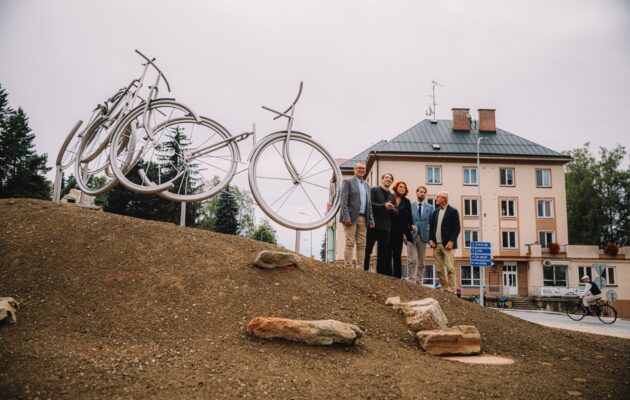 Dílo Jízda sochařky Psotkové už oficiálně krouží po „kruháči“ v Pražské ulici