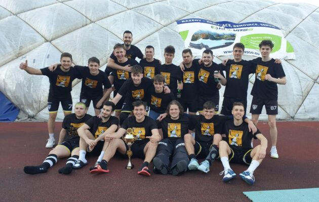 Mladý tým florbalistů, kteří nemyslí jen na záchranu