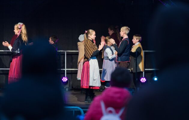 Folklorní soubor Hadářek při rozsvícení vánočního stromu v Trutnově