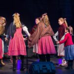 Folklorní soubor Hadářek při rozsvícení vánočního stromu v Trutnově