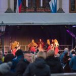 Folklorní soubor Hadářek při rozsvícení vánočního stromu v Trutnově