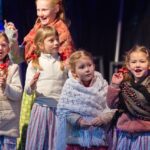 Folklorní soubor Hadářek při rozsvícení vánočního stromu v Trutnově