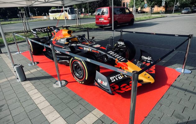 Formule 1 na parkovišti u Lidlu