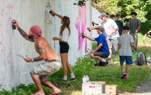 FOTO: Sprejeři vytvořili na Nivách novou street art galerii