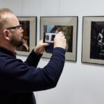 V křivkách, výstava polských a českých fotografů