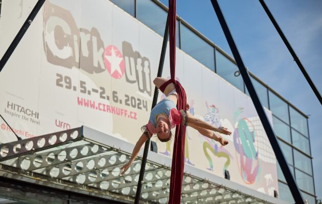 Akrobatická detektivka o ztraceném snu odstartovala letošní festival Cirk-UFF