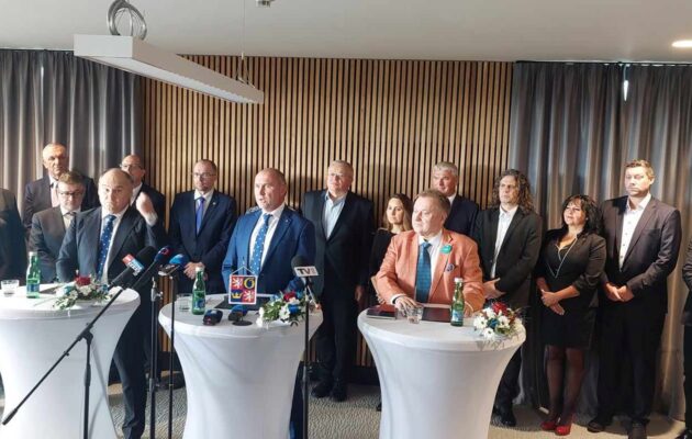 PŘEHLEDNĚ: Podívejte se na budoucí vládu Královéhradeckého kraje