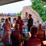 Koncert Orchestru Karla Vlacha s Václavem Noidem Bártou na hradu Pecka