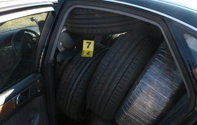 Cizince, zloděje kol z aut, policisté zadrželi v Kocbeřích