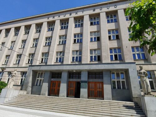 Soud uložil ženě z Rychnovska za dvojnásobnou vraždu novorozeňat 20 let vězení