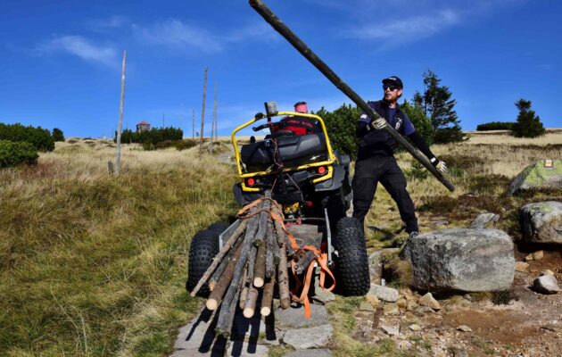 Historie, obnova a údržba tyčového značení v českých horách, slouží turistům