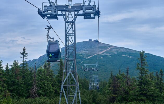 Horní úsek lanovky na Sněžku zastavil silný vítr, dolní úsek je v provozu