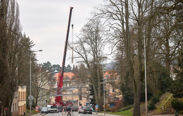 Instalace konstrukce druhého dílu lávky nad Struhou