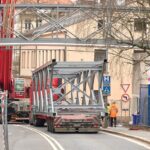 Instalace konstrukce druhého dílu lávky nad Struhou