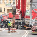 Instalace konstrukce druhého dílu lávky nad Struhou