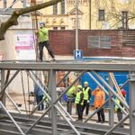 Instalace konstrukce druhého dílu lávky nad Struhou