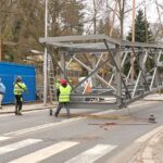 Instalace konstrukce druhého dílu lávky nad Struhou