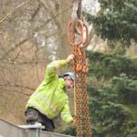 Instalace konstrukce druhého dílu lávky nad Struhou
