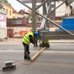 Instalace konstrukce druhého dílu lávky nad Struhou