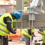 Instalace konstrukce druhého dílu lávky nad Struhou