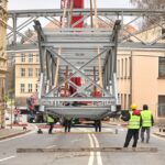 Instalace konstrukce druhého dílu lávky nad Struhou
