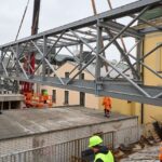 Instalace konstrukce druhého dílu lávky nad Struhou