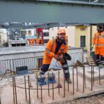 Instalace konstrukce druhého dílu lávky nad Struhou
