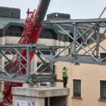Instalace konstrukce druhého dílu lávky nad Struhou