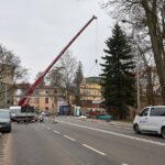 Instalace konstrukce druhého dílu lávky nad Struhou