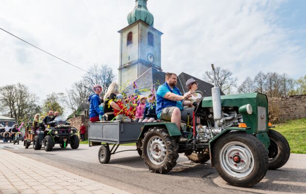 Průvod s přehlídkou zemědělských strojů a samohybů