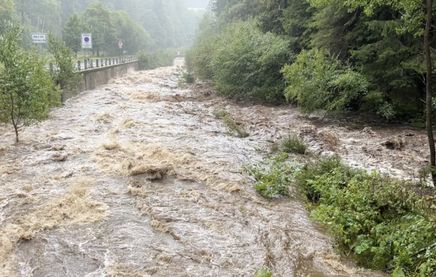 Malou Úpu odřízly od vnitrozemí popadané stromy a kamení