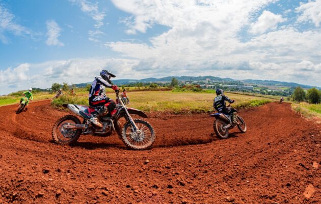 FOTO: Za Vápenkou závodilo přes 200 motokrosařů