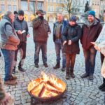 Opékání buřtů na Krakonošově náměstí