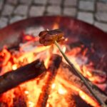Opékání buřtů na Krakonošově náměstí