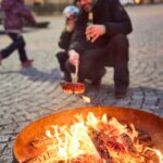 Opékání buřtů na Krakonošově náměstí