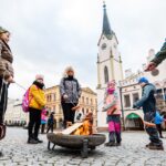 Opékání buřtů na náměstí v Trutnově