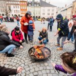 Opékání buřtů na náměstí v Trutnově