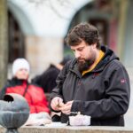 Opékání buřtů na náměstí v Trutnově